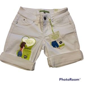 NWT WannaBettaButt? YMI White Cuffed Shorts Size 3